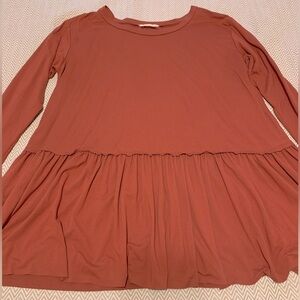 Entro long sleeve top with ruffled bottom. Pretty rust color. Size Small. EUC.